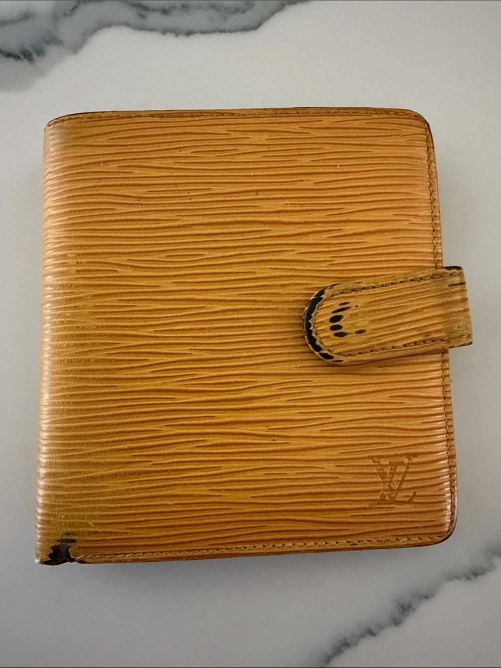 LOUIS Vuitton Epi Leather Compact Bifold Wallet